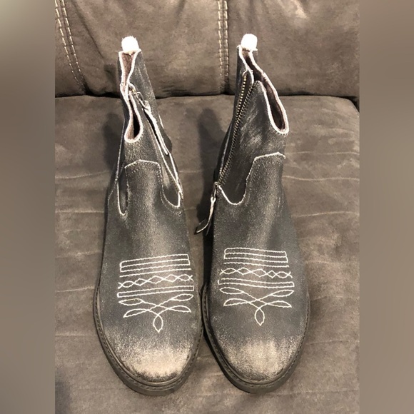 Band of Gypsies Montrose Rustic Western Zip Booties Sz 10 NWOB Distressed Black - Picture 1 of 6
